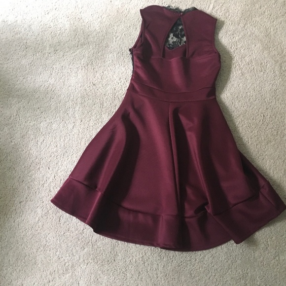 Maroon dress with a lace front - Picture 2 of 2